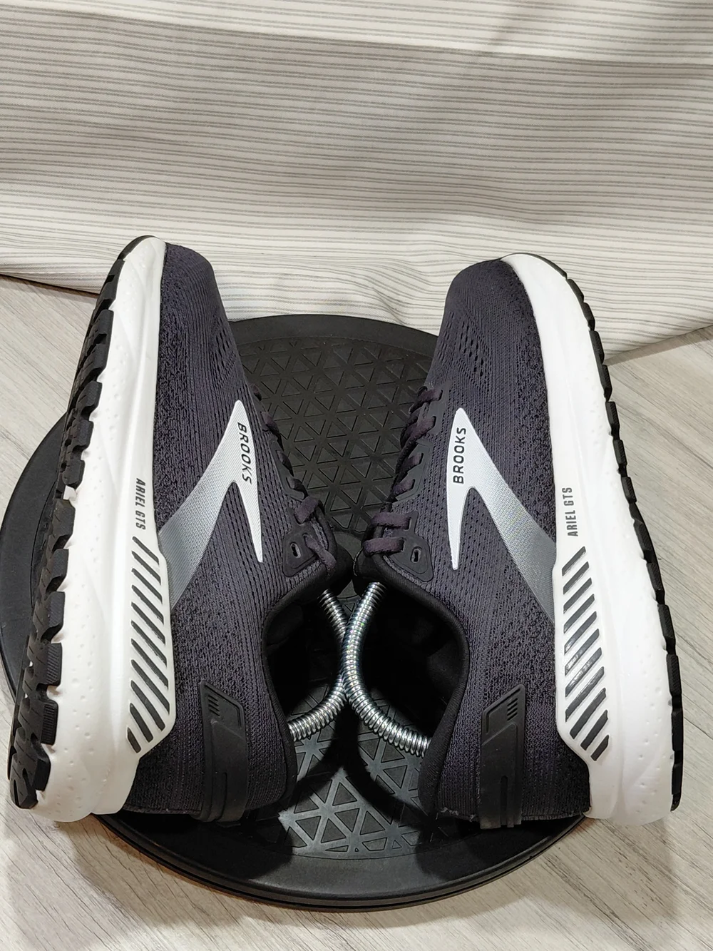Brooks Womens Ariel GTS 24 Running Shoes in Charcoal/White SIZE 8.5 D WIDE FIT